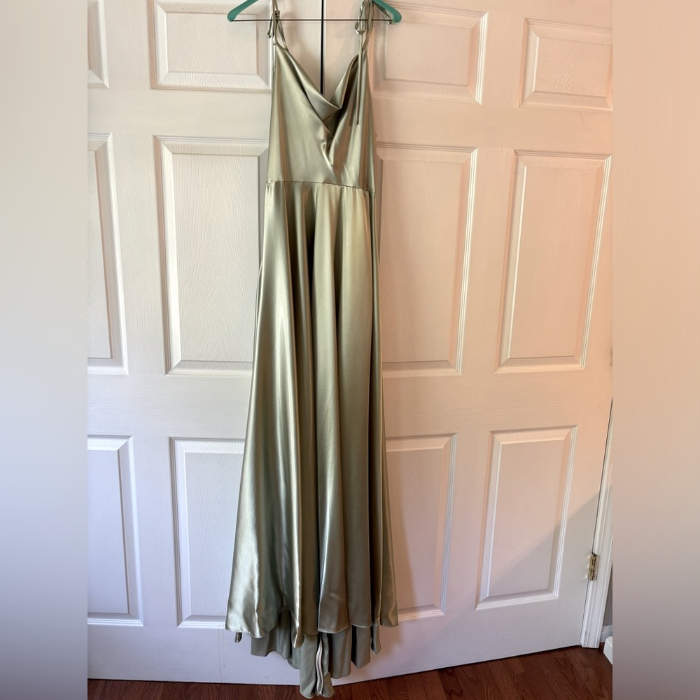 Bridesmaid dress. Medium. EUC. Tie straps. Drape neckline. Full skirt. Mint.